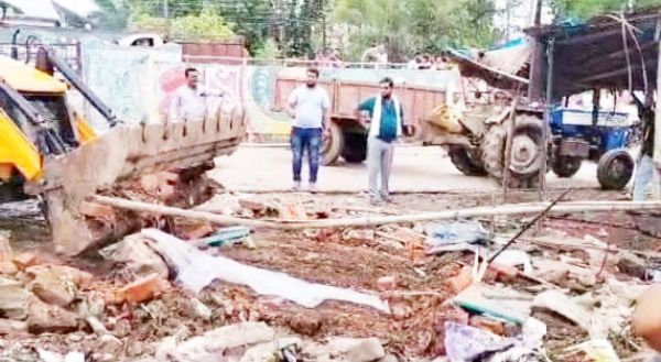 पुुराना शनि मंदिर के पास से निगम ने हटाया बेजाकब्जा