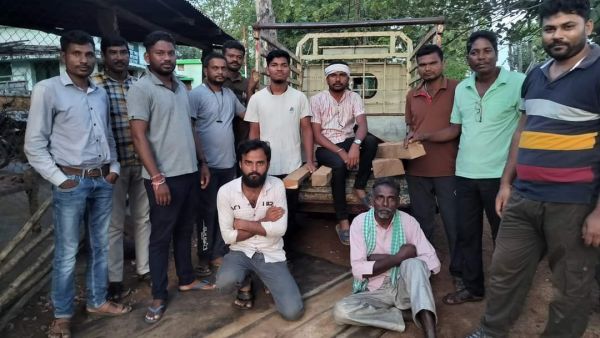 तेलंगाना ले जाते सागौन चिरान सहित दो आरोपी पकड़ाए, शिक्षक फरार