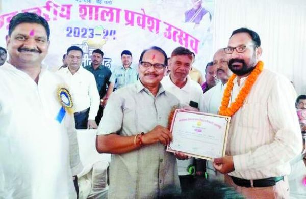 स्कूल शिक्षा मंत्री ने हायर सेकेंडरी श्यामनगर के प्राचार्य और मेधावी विद्यार्थियों को किया सम्मानित