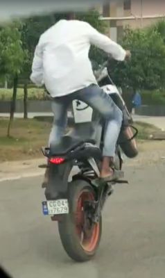 नवा रायपुर में बाइकर्स  ने खूब स्टंट किए