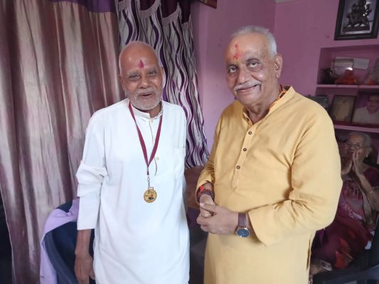 पूर्व कृषि मंत्री ने किया वरिष्ठ का मोदी  मेडल से सम्मान