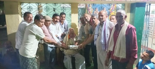 सेवानिवृत्त प्रधान पाठक ने साहू समाज को दान में दिए 5 लाख 