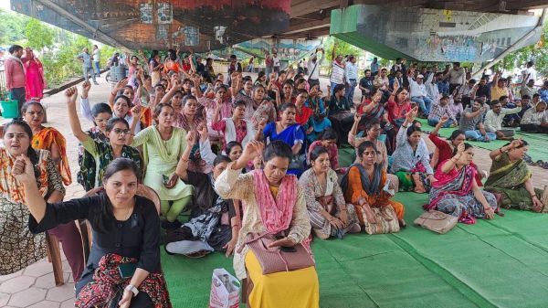 सैकड़ों संविदाकर्मी अनिश्चितकालीन हड़ताल में गए