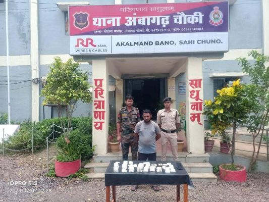 मोबाइल पर सट्टा खिलाते आरोपी पकड़ाया
