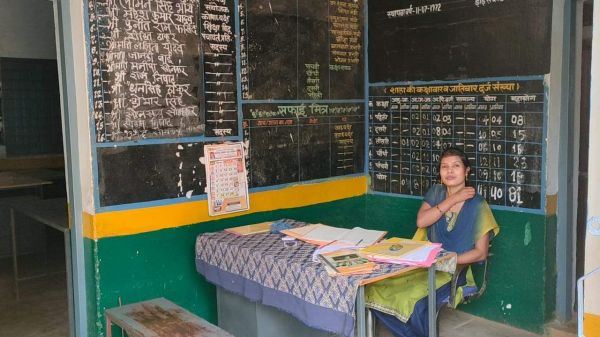शिक्षक नहीं इसलिए बच्चों को नहीं भेजा स्कूल, कुर्सियां टेबल खाली 