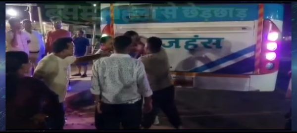 चलती बस में महिला से छेड़छाड़ 