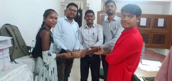 अभाविप के कार्यकर्ताओं ने प्राध्यापकों को श्रीफल भेंट कर गुरू पूर्णिमा मनाया