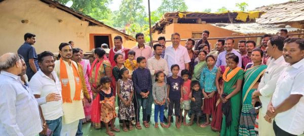 गांवों को पानी टैंकर का वितरण