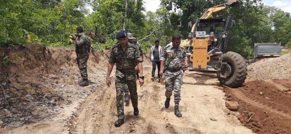 नक्सलगढ़ पहुँचे एसपी व डीआईजी, सडक़ निर्माण कार्यों का लिया जायजा