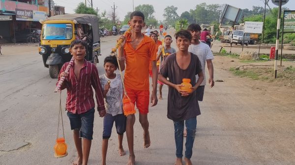 बोल-बम के जयघोष संग शिवालयों में जलाभिषेक