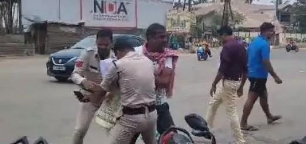 बिल्डर से परेशान युवक थाने के सामने आत्मदाह करने पहुंचा, हिरासत में