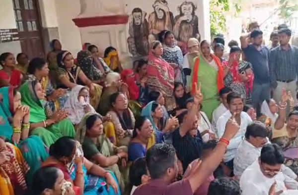 पानी समस्या को लेकर निगम में हंगामा, पार्षदों व वार्डवासियों ने दफ्तर में ताला जड़ा