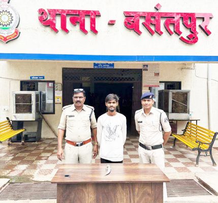 हथियार रखने वाला पकड़ाया