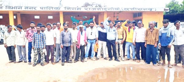 3 माह से वेतन नहीं मिलने से खफा नगर निगम के वाहन चालकों ने की हड़ताल