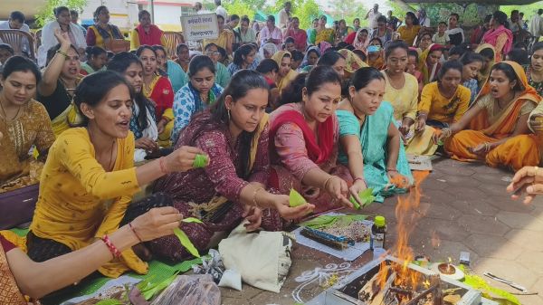 सरकार को सद्बुद्धि दिलाने संविदाकर्मियों किया यज्ञ