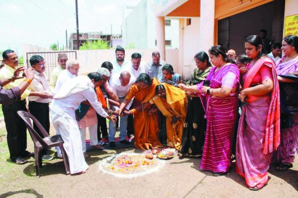 भवन निर्माण के लिए महापौर ने किया भूमिपूजन