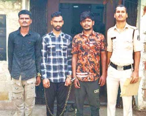 चाकू की नोक पर ई रिक्शा चालक और साथी से लूट, तीन शातिर पकड़े गए