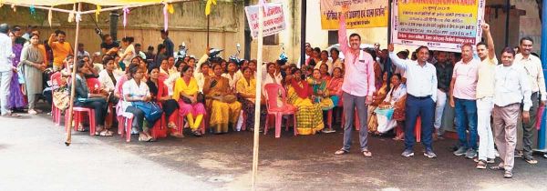 24 सूत्रीय मांगों को लेकर स्वास्थ्य कर्मचारियों ने किया बेमियादी हड़ताल का आगाज