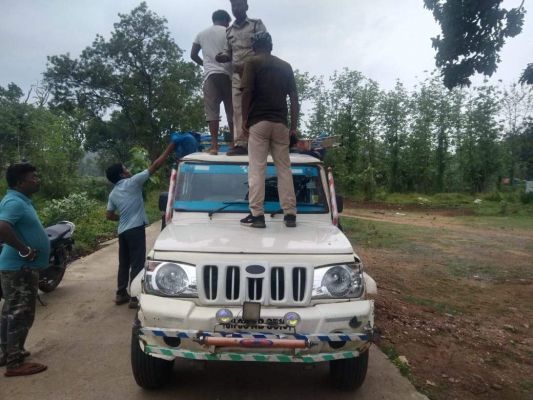 तेज रफ्तार पिकअप नाका तोड़ते भागा, वन कर्मियों ने पीछा किया तो वाहन खड़ी कर चालक फरार