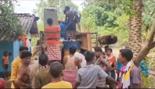 नक्सलियों के फरमान के बाद सीआरपीएफ में भर्ती होने वाले दो परिवारों ने छोड़ा गांव