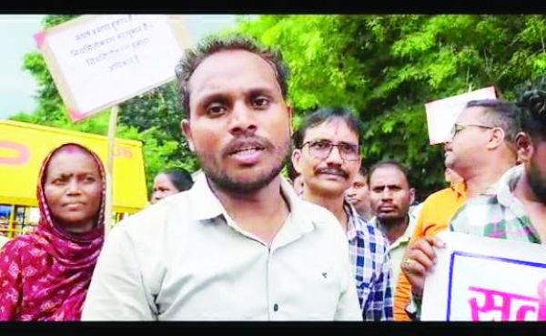 नियमितिकरण को ले सर्व विभागीय दैवेभो कर्मचारी बेमुद्दत हड़ताल पर