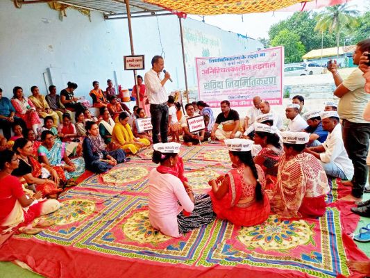 साढ़े चार साल से नहीं जागी सरकार तो कर्मियों  ने किया हनुमान चालीसा का पाठ