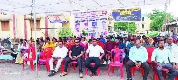 लगातार दूसरे दिन भी हड़ताल पर डटे स्वास्थ्य कर्मी
