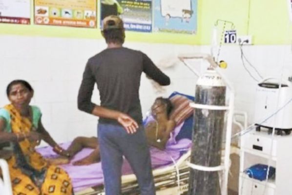 संविदा के साथ स्वास्थ्य विभाग के कर्मी भी गए हड़ताल पर, मरीज होते रहे परेशान  