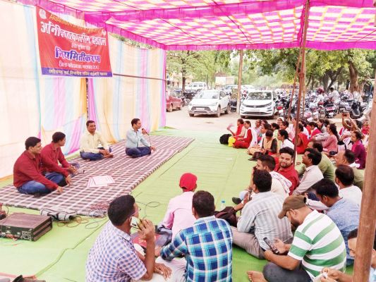 नियमितीकरण की मांग को ले संविदा कर्मियों का हल्लाबोल