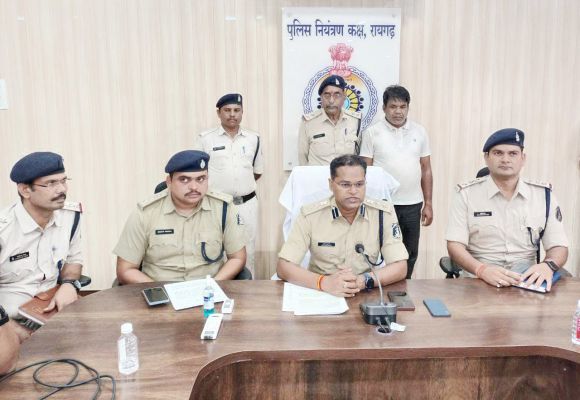 चिटफंड कंपनी का फरार डायरेक्टर रायपुर से गिरफ्तार
