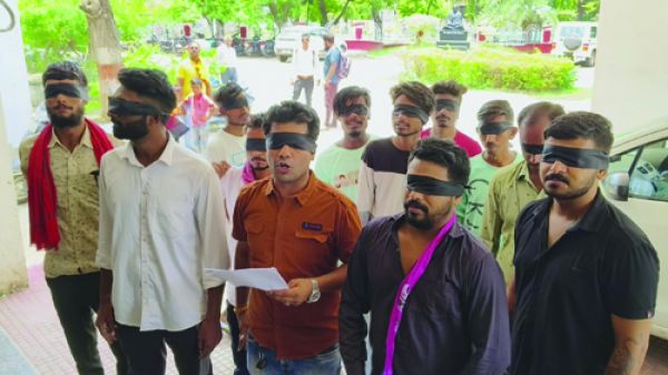 हल्दी-सुरगी और मोहला की जीराटोला से पीडिंगपार सडक़  में लाखों का भ्रष्टाचार - नवीन
