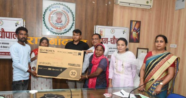 सरपंचों ने आंगनबाड़ी केंद्रों के लिए दिया 7 स्मार्ट टीवी