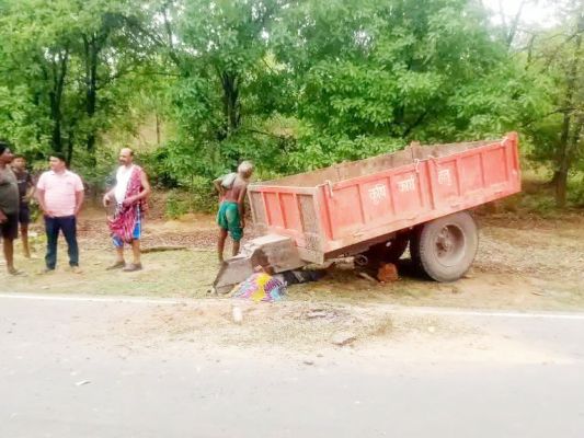 ट्रैक्टर-ट्रॉली के नीचे दबकर चालक की मौत  
