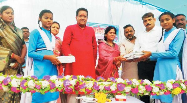 शाला प्रवेशोत्सव व सीसी रोड का भूमिपूजन