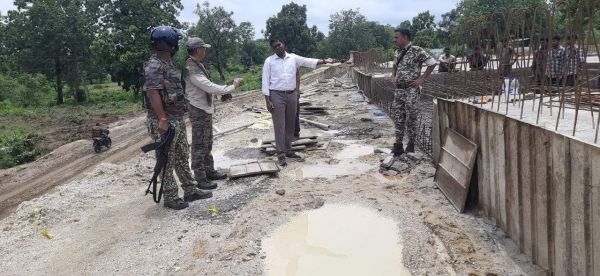 बाइक से घोर नक्सल प्रभावित इलाके में पहुँचे एसपी-कलेक्टर