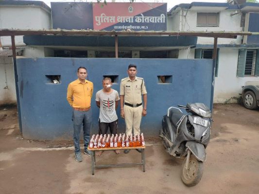 शराब ले जाते मोपेड़ दुर्घटनाग्रस्त