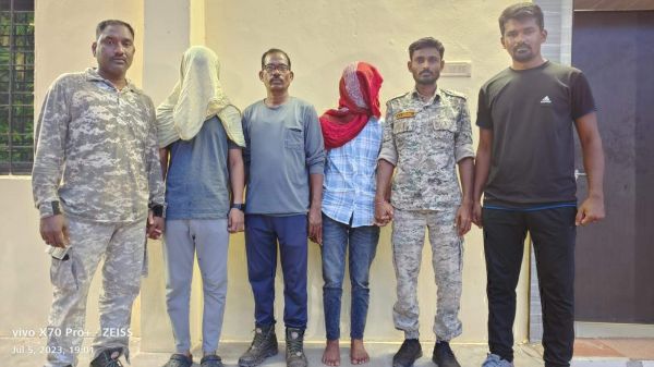 महाराष्ट्र पुलिस ने नक्सलियों से मिले 27 लाख की रकम समेत छत्तीसगढ़ के युवक को साथी संग पकड़ा