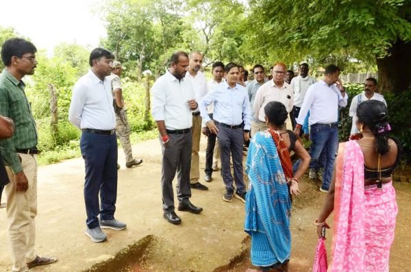 कलेक्टर ने सोसनपाल के मरीजों  और ग्रामीणों से की मुलाकात