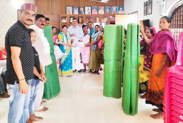 विधायक ने स्वसहायता समूह  को किया सामाग्री वितरण 