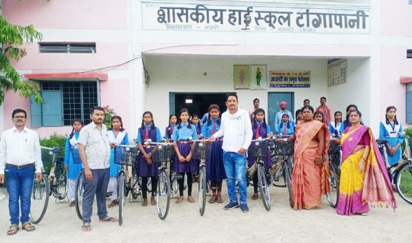 हाईस्कूल टांगापानी में हुआ नि:शुल्क सायकल वितरण