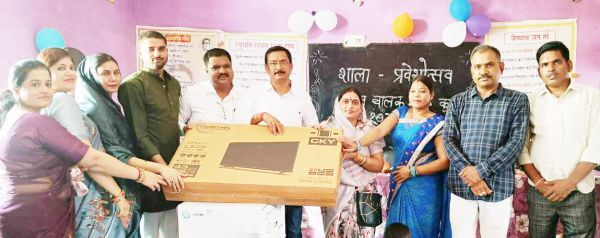 प्रवेशोत्सव में नपं अध्यक्ष ने स्कूल किट, सभापति ने दिया स्मार्ट टीवी