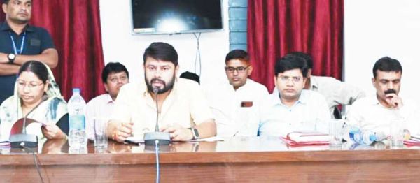 विधायक ने ली अफसरों की बैठक