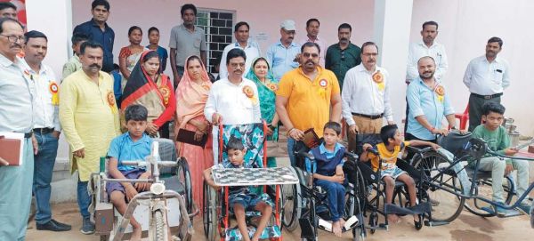 नव प्रवेशी बच्चों को तिलक लगाकर व मिठाई खिलाकर पाठ्यपुस्तक वितरण