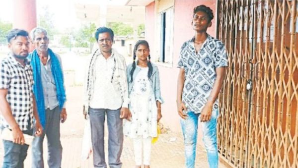 आधार सेवा केन्द्र में सर्वर डाउन होने से ताला, लोग होते रहे परेशान