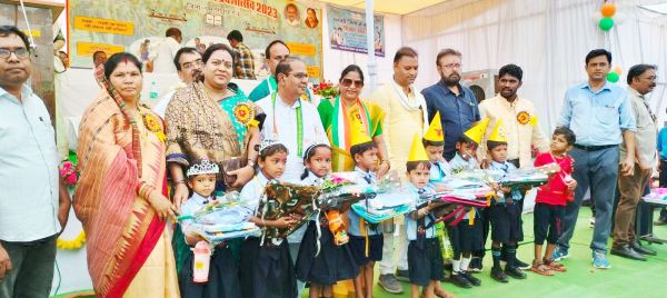 शाला प्रवेश उत्सव, बच्चों को गणवेश सहित अन्य उपहार