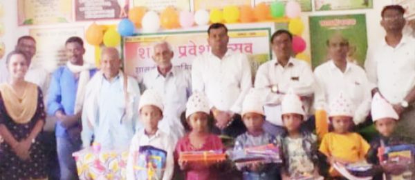 बैंड बाजे के साथ नवागांव में हुआ शाला प्रवेशोत्सव