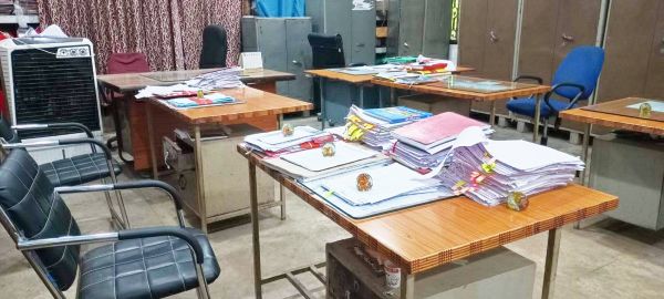 कर्मचारी हड़ताल की राह पर, दफ्तरों में कुर्सियां खाली