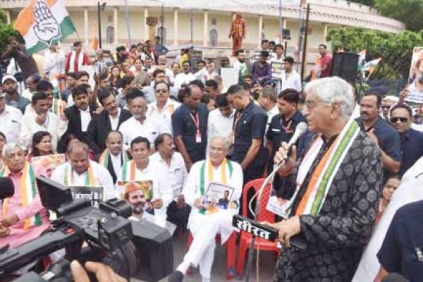 राहुल के समर्थन सरकार संगठन का धरना