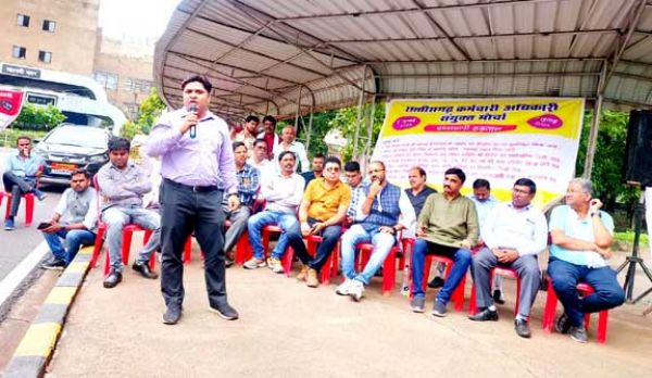 खुद ड्राइव कर आफिस पहुंचे अफसर, तो पानी पिलाने वाले भी नहीं थे