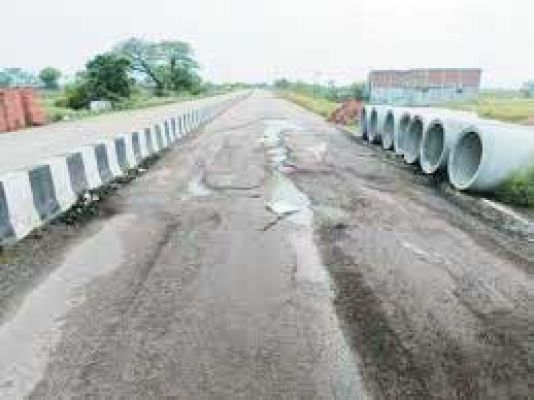 लाखों रुपए मरम्मत में खर्च, फिर भी नहीं सुधरी सडक़, हादसे की आशंका